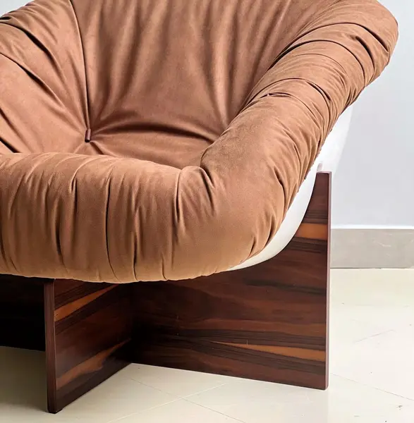 Foto de um(a) Poltrona Lafer MP 61 - Estrutura em Fibra de Vidro com Estofado em Chenille e Base em Madeira Nobre, da categoria de Poltronas. Poltrona Lafer MP 61 - uma obra-prima que combina sofisticação e comodidade. Com estrutura em fibra de vidro, estofado em... Mostrado de uma perspectiva diferente. Vendido no marketplace Trésors.