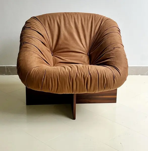 Foto de um(a) Poltrona Lafer MP 61 - Estrutura em Fibra de Vidro com Estofado em Chenille e Base em Madeira Nobre, da categoria de Poltronas. Poltrona Lafer MP 61 - uma obra-prima que combina sofisticação e comodidade. Com estrutura em fibra de vidro, estofado em... Mostrado de uma perspectiva diferente. Vendido no marketplace Trésors.