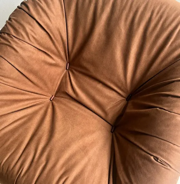 Foto de um(a) Poltrona Lafer MP 61 - Estrutura em Fibra de Vidro com Estofado em Chenille e Base em Madeira Nobre, da categoria de Poltronas. Poltrona Lafer MP 61 - uma obra-prima que combina sofisticação e comodidade. Com estrutura em fibra de vidro, estofado em... Mostrado de uma perspectiva diferente. Vendido no marketplace Trésors.