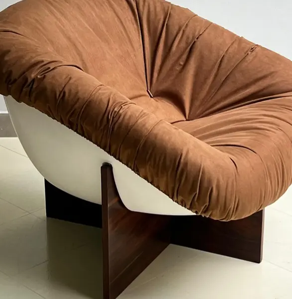 Foto de um(a) Poltrona Lafer MP 61 - Estrutura em Fibra de Vidro com Estofado em Chenille e Base em Madeira Nobre, da categoria de Poltronas. Poltrona Lafer MP 61 - uma obra-prima que combina sofisticação e comodidade. Com estrutura em fibra de vidro, estofado em... Mostrado de uma perspectiva diferente. Vendido no marketplace Trésors.