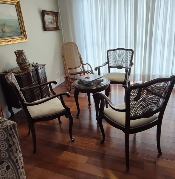 Foto de um(a) Mesa de centro e cadeiras/poltronas, da categoria de Conjunto de mesas e cadeiras. Conjunto de mesinha de centro e cadeiras no estilo Chippendale. O estilo Chippendale é um estilo de mobiliário inglês do... Mostrado de uma perspectiva diferente. Vendido no marketplace Trésors.