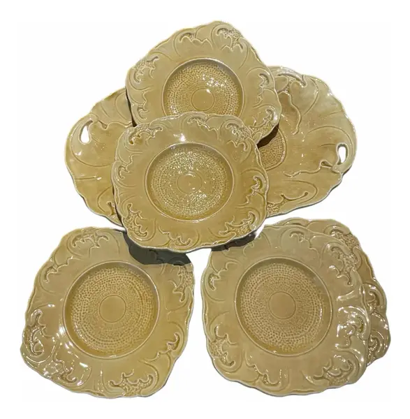 Foto de um(a) Antigo Raro Conjunto Prato Servir Sobremesa Majólica Inglesa, da categoria de Conjuntos de servir. ~ Sterling Pottery ~Antigo e belíssimo conjunto para sobremesa em majólica inglesa com decoração de folhas em relevo,... Vendido no marketplace Trésors.