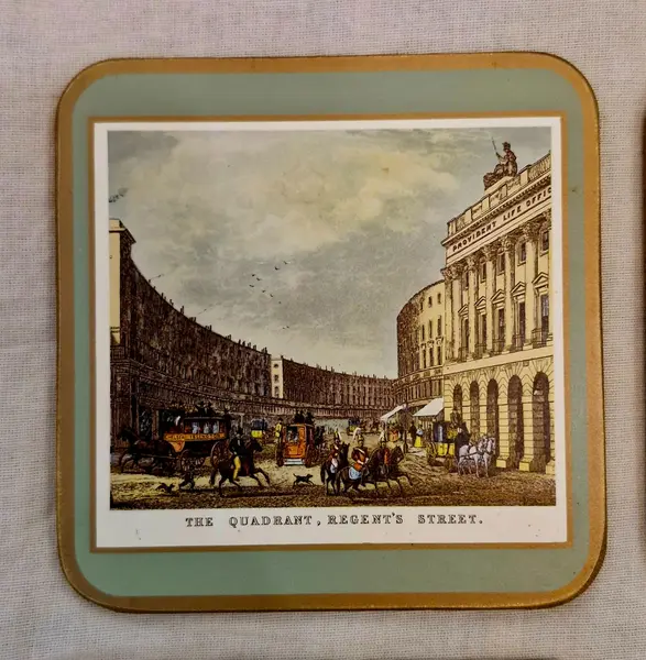 Foto de um(a) Raro jogo de porta-copos inglês ricamente ilustrado, da categoria de Porta-copos. Elegante conjunto de seis porta-copos que apresenta uma estética clássica e nostálgica, exibindo ilustrações detalhadas de... Mostrado de uma perspectiva diferente. Vendido no marketplace Trésors.