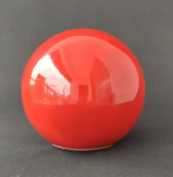 Foto de um(a) Esfera Red Anos 90, da categoria de Outros objetos decorativos. Esfera em cerâmica na cor vermelha, década de 1990.Diametro: 13 cm / peso 378 g Suporte em latão com banho de níquel:... Mostrado de uma perspectiva diferente. Vendido no marketplace Trésors.