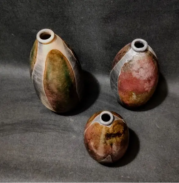 Foto de um(a) Garrafas em Terracota Esmaltada, Década de 1990, da categoria de Garrafas, potes e jarros. Combo de garrafas em terracota com queima de alta temperatura e manchas esmaltadas, tornando-as exclusivas, década de 1990 ... Mostrado de uma perspectiva diferente. Vendido no marketplace Trésors.