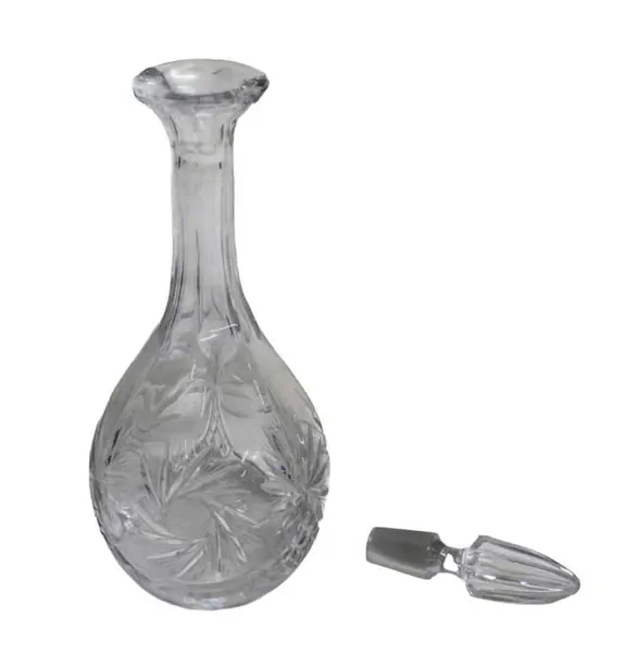 Foto de um(a) Garrafa Licoreira em cristal, da categoria de Garrafas. Licoreira em cristal translúcido, com farta lapidação. em baixo relevo. Medidas 31 cm de altura. Em bom estado, com marcas... Mostrado de uma perspectiva diferente. Vendido no marketplace Trésors.