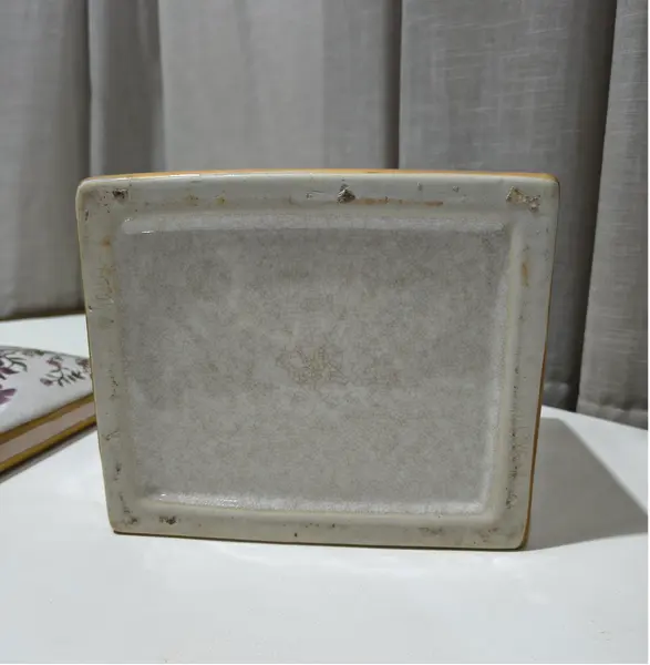 Foto de um(a) Antigo Pote Decorativo em Faiança com Tampa Floral, da categoria de Garrafas, potes e jarros. Produzido em porcelana/faiança de excelente espessura, a peça apresenta formato retangular e uma belíssima pintura botânica... Mostrado de uma perspectiva diferente. Vendido no marketplace Trésors.
