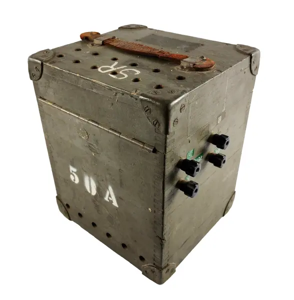 Foto de um(a) Militaria - Filtro de Rede Militar - Para Comunicações Via Rádio, da categoria de Outras militarias. Militaria - Filtro de Rede Militar - Para Comunicações Via Rádio - Feito de madeira - 19x21x26cm - marcações: SR e 50A - Com... Vendido no marketplace Trésors.
