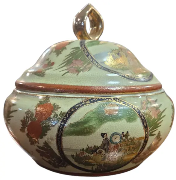Foto de um(a) Potiche Porcelana Satsuma – Decoração Oriental, da categoria de Cachepot. Elegância e Tradição Oriental em Porcelana. Este belíssimo potiche com tampa é um exemplo da estética Satsuma, reconhecida... Mostrado de uma perspectiva diferente. Vendido no marketplace Trésors.