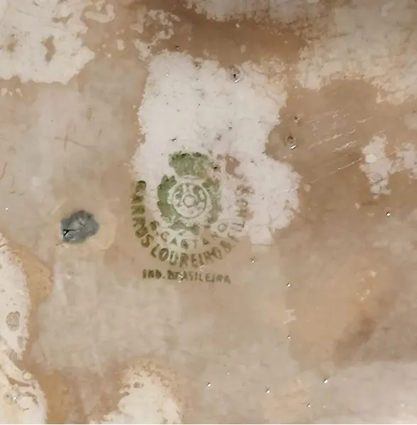 Foto de um(a) Sopeira em Porcelana São Caetano, Década de 1940, da categoria de Terrinas de sopa. Sopeira em porcelana com relevo em toda a volta e pequenos bouquets de flores azuis. Está sem tampa, mas transforma-se em um... Mostrado de uma perspectiva diferente. Vendido no marketplace Trésors.