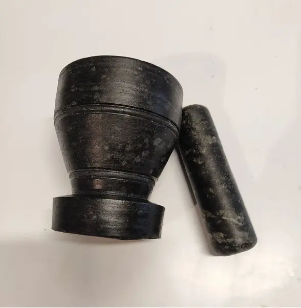 Foto de um(a) Pilão de Mesa em Pedra Sabão, da categoria de Outros utensílios. Pilão de mesa com socador em pedra sabão protegido com óleo mineral, um aliado da culinária mineira. A: 11,5 cm Diâmetro... Mostrado de uma perspectiva diferente. Vendido no marketplace Trésors.