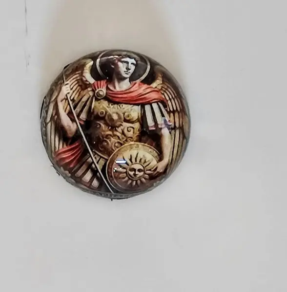 Foto de um(a) Peso de Papel com Imagem de São Miguel Arcanjo, da categoria de Pesos de papel. Peso de papel com imagem de são miguel arcanjo, peça única Diâmetro: 6 cm A: 2,8 cm peso: 116 g. Mostrado de uma perspectiva diferente. Vendido no marketplace Trésors.