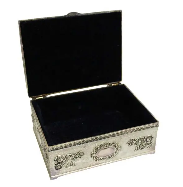 Foto de um(a) Porta joias em metal prateado com decoração de guirlandas, da categoria de Porta-Jóias. Caixa porta joias em metal prateado com decoração de guirlandas de flores em alto relevo e medalhão central. Parte interna... Mostrado de uma perspectiva diferente. Vendido no marketplace Trésors.