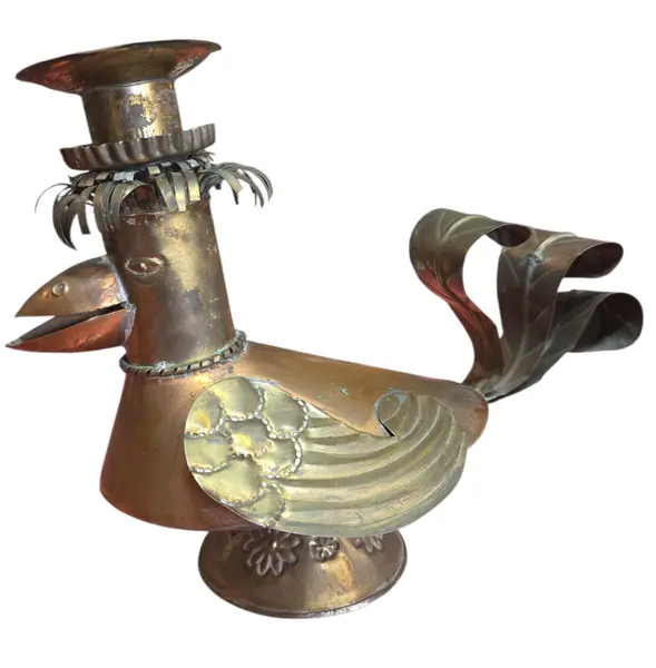 Foto de um(a) Castiçal Vintage em Latão, da categoria de Castiçais. Peça decorativa única e cheia de estilo, este Castiçal Vintage em Latão. Mostrado de uma perspectiva diferente. Vendido no marketplace Trésors.