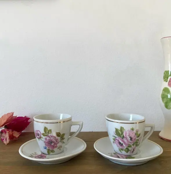 Foto de um(a) Dupla de xícaras Pozzani, da categoria de Xícaras. Dupla de xícaras de porcelana para cafézinho, Pozzani. 5cm de altura. Pires: 10cm de diâmetro. Mostrado de uma perspectiva diferente. Vendido no marketplace Trésors.