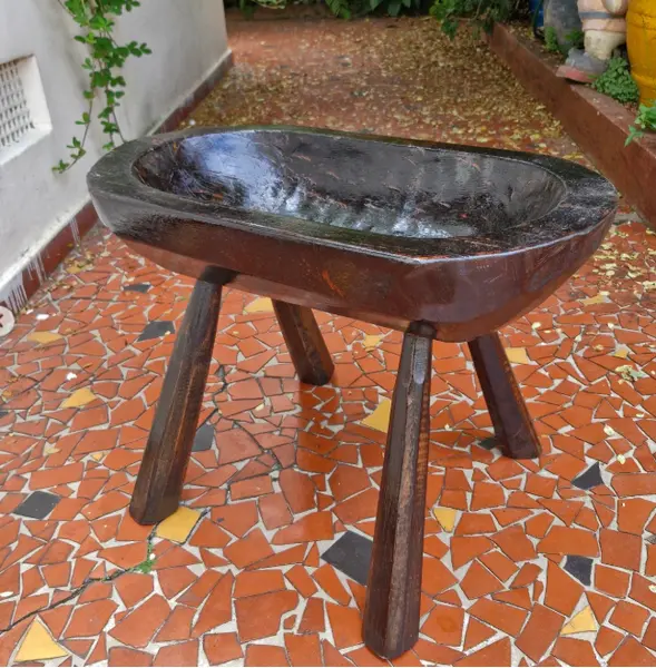 Foto de um(a) Gamela rústica suspensa com pés, da categoria de Outros móveis. Esta peça é uma gamela rústica suspensa com pés, um artefato tradicional da cultura rural brasileira, frequentemente... Mostrado de uma perspectiva diferente. Vendido no marketplace Trésors.