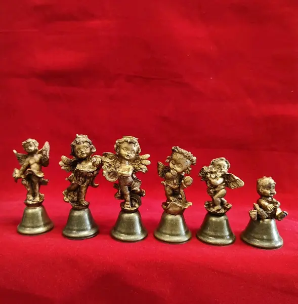 Foto de um(a) Combo com seis Sinetas de Anjinhos em Resina e Latão, Década de 1990, da categoria de Outros objetos decorativos. Combo de seis sinetas de mesa com haste em resina dourada oxidada e sino de latão indiano, década de 1990. A: 9,5 cm a 6 cm... Mostrado de uma perspectiva diferente. Vendido no marketplace Trésors.