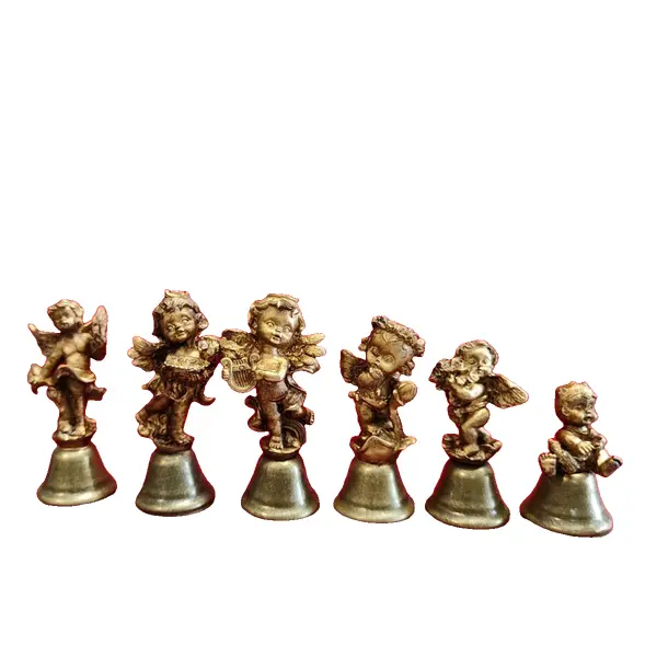Foto de um(a) Combo com seis Sinetas de Anjinhos em Resina e Latão, Década de 1990, da categoria de Outros objetos decorativos. Combo de seis sinetas de mesa com haste em resina dourada oxidada e sino de latão indiano, década de 1990. A: 9,5 cm a 6 cm... Vendido no marketplace Trésors.