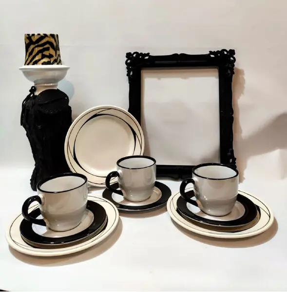 Foto de um(a) Combo Café Black And White, da categoria de Conjuntos de café e chá. Combo louça com três xícaras, três pires e três prato de pão em porcelana preta e branca. Xícara: A 7,5 cm / Diâmetro 8 cm... Mostrado de uma perspectiva diferente. Vendido no marketplace Trésors.