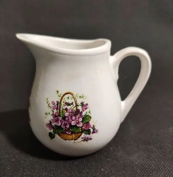 Foto de um(a) Cremeira Flower Anos 60, da categoria de Cremeiras. Cremeira em porcelana com adesivo (figurinha de passar), década de 1969 sem marca de fabricante, comum na época. A: 8 cm /... Mostrado de uma perspectiva diferente. Vendido no marketplace Trésors.