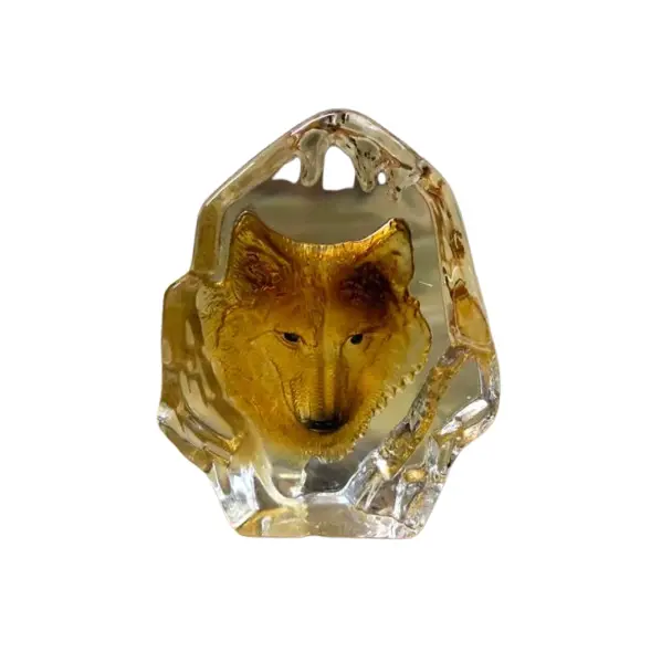 Foto de um(a) Linda Escultura Peso De Papel Em Cristal Com Figura De Lobo, da categoria de Pesos de papel. Escultura peso de papel em cristal com figura de lobo. Peça muito decorativa, esculpida à mão. Mede aprox 9 x 7cm. Vendido no marketplace Trésors.