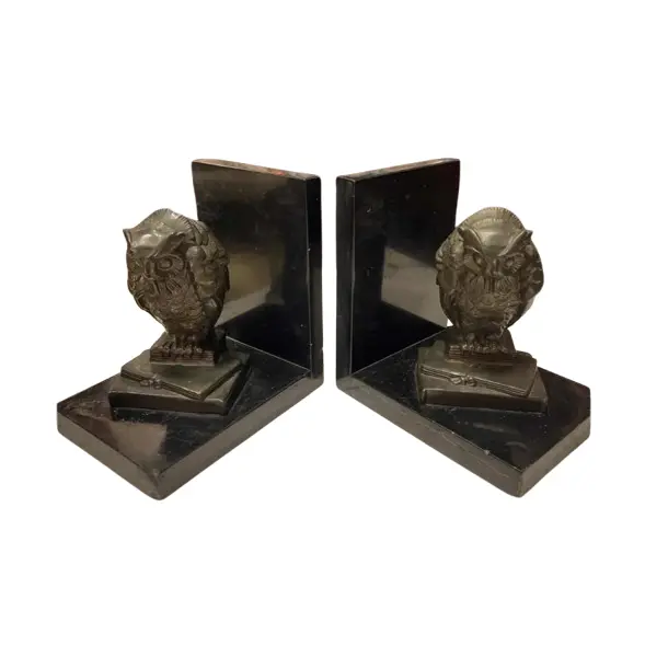 Foto de um(a) Antiga Escultura Coruja Cerra Livros Art Deco Pétit Bronze, da categoria de Apoio para livros. Antigo e lindo cerra livros artístico com figuras de corujas em cima de livros, peças feitas em pétit bronze francês, base... Vendido no marketplace Trésors.