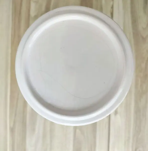 Foto de um(a) Castiçal Porcelana, da categoria de Castiçais. Castiçal em porcelana branca, parte texturizada na cor preta e branco liso/craquelado, com pendente em couro. A: 28 cm... Mostrado de uma perspectiva diferente. Vendido no marketplace Trésors.