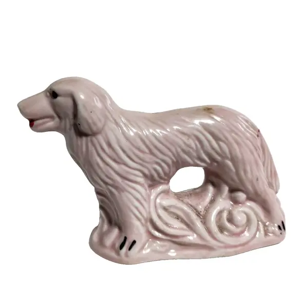 Foto de um(a) Bibelô Collie Anos 40, da categoria de Modelos e estatuetas. Miniatura em porcelana na cor rosa, o clássico bibelô dos anos 1940 A: 8 cm P: 4 cm L: 11 cmPeso: 158 g. Vendido no marketplace Trésors.