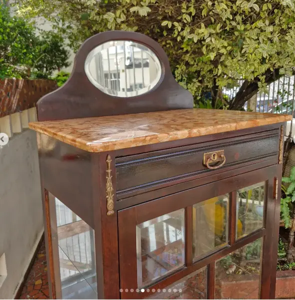 Foto de um(a) ​Belisima e antiga cristaleira vitrine em madeira nobre, da categoria de Cristaleiras. Belisima e antiga cristaleira vitrine em madeira nobre, comumente associada ao estilo Art Nouveau ou mobiliário clássico... Mostrado de uma perspectiva diferente. Vendido no marketplace Trésors.