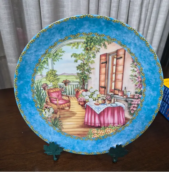 Foto de um(a) Prato Decorativo Porcelana Alemã Gloria Bavaria - Coleção Provence "The Aperitif", da categoria de Pratos Decorativos. Exclusivo prato decorativo em legítima porcelana de alta qualidade (Fine Porcelain), produzido pela tradicional manufatura... Mostrado de uma perspectiva diferente. Vendido no marketplace Trésors.