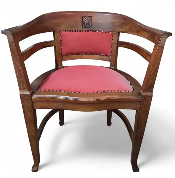 Foto de um(a) Rara Poltrona Centenária – Relíquia do Mobiliário Brasileiro, da categoria de Poltronas. Uma oportunidade única para possuir um pedaço da história. Esta poltrona exibe a tonalidade profunda e os veios únicos que... Mostrado de uma perspectiva diferente. Vendido no marketplace Trésors.