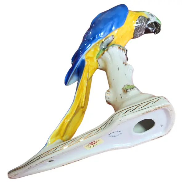 Foto de um(a) Escultura Arara Azul em Porcelana Fina – Pintada à Mão, da categoria de Objetos decorativos. Belíssima escultura em porcelana de alta qualidade, representando a majestosa Arara-Azul com detalhes realistas. Peça com... Mostrado de uma perspectiva diferente. Vendido no marketplace Trésors.