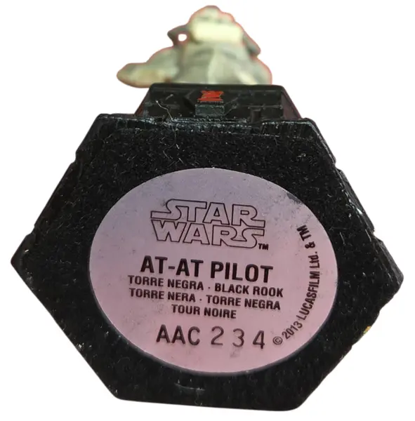 Foto de um(a) ​Peça De Xadrez Star Wars AT-AT Pilot - Pintada À Mão, da categoria de Figuras de ação. Item de Colecionador: Piloto de AT-AT – Elite do Império Galáctico Esta peça faz parte da prestigiada coleção oficial de... Mostrado de uma perspectiva diferente. Vendido no marketplace Trésors.
