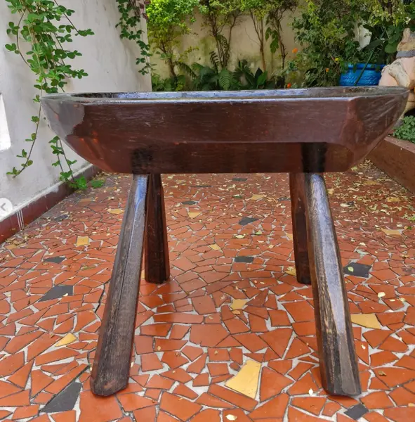 Foto de um(a) Gamela rústica suspensa com pés, da categoria de Outros móveis. Esta peça é uma gamela rústica suspensa com pés, um artefato tradicional da cultura rural brasileira, frequentemente... Mostrado de uma perspectiva diferente. Vendido no marketplace Trésors.