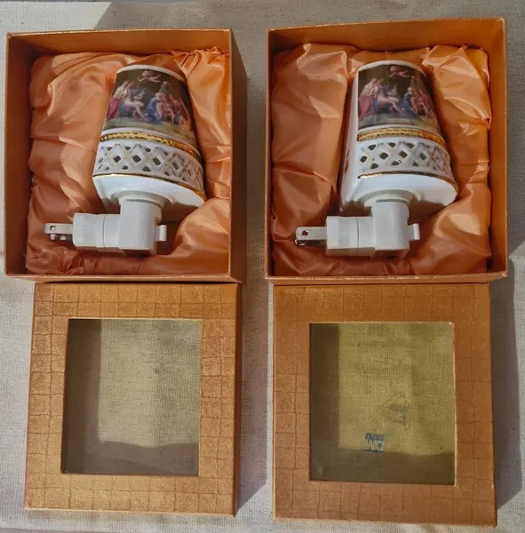 Foto de um(a) Raro par de luminárias antigas em porcelana, da categoria de Arandelas. Elegante par de luminárias antigas, apresentam uma cúpula cônica em porcelana fina de inspiração clássica italiana,... Mostrado de uma perspectiva diferente. Vendido no marketplace Trésors.
