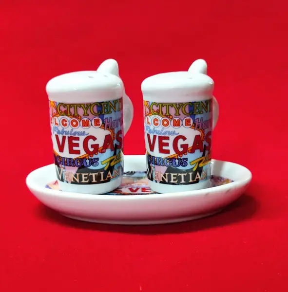 Foto de um(a) Saleiro e Pimenteira Las Vegas, Souvenir Dos Anos 1980, da categoria de Saleiros e pimenteiros. Sal e pimenta de mesa direto de las vegas em porcelana policromadas clássico das lembrancinhas dos anos 80. Divertido e... Mostrado de uma perspectiva diferente. Vendido no marketplace Trésors.