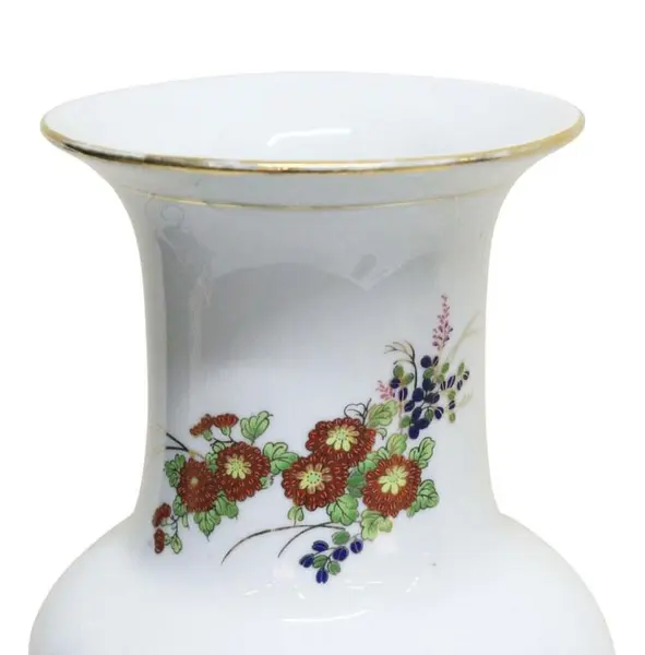Foto de um(a) Vaso oriental com decorações de pavões, da categoria de Vasos. vaso oriental de porcelana branca esmaltada, decorado com com pintura policromada de pavões e peônias acompanhada de rico... Mostrado de uma perspectiva diferente. Vendido no marketplace Trésors.