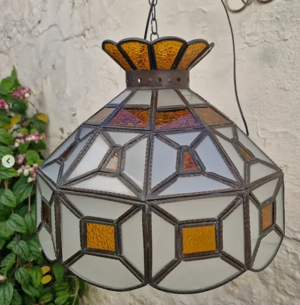 Foto de um(a) ​Lustre pendente antigo em estilo Tiffany, da categoria de Lustres. Lustre pendente antigo em estilo Tiffany, fabricado originalmente entre as décadas de 1960 e 1970.Ele se destaca por sua... Mostrado de uma perspectiva diferente. Vendido no marketplace Trésors.