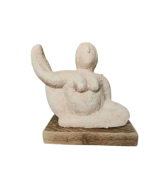 Foto de um(a) Escultura Cerâmica e Terracota Mr, da categoria de Escultura. Escultura em cerâmica com pátina terracota e base em madeira de demolição. Peça única pelo designer marcelus ribas A: 16,5... Vendido no marketplace Trésors.