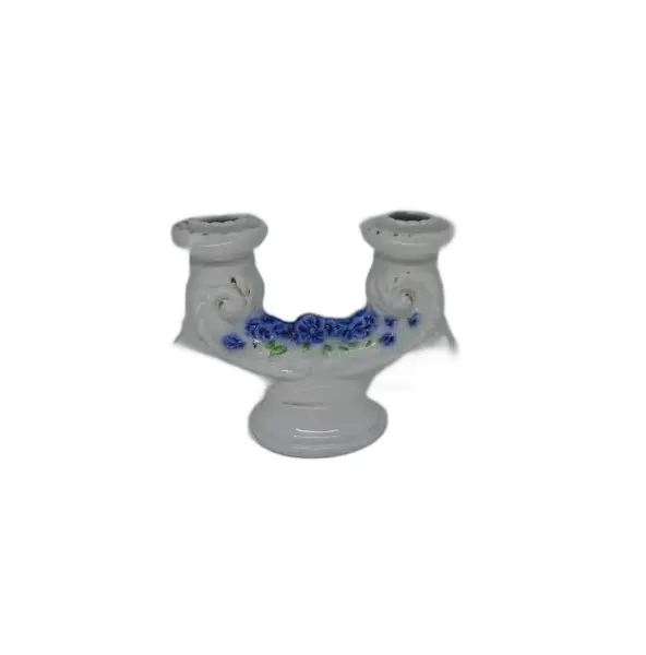 Foto de um(a) Candelabro de porcelana para duas velas, da categoria de Castiçais. Candelabro de porcelana para duas velas, com detalhes de flores em tom de azul, folhas verdes e fio dourado. Mede A: 12cm L:... Vendido no marketplace Trésors.