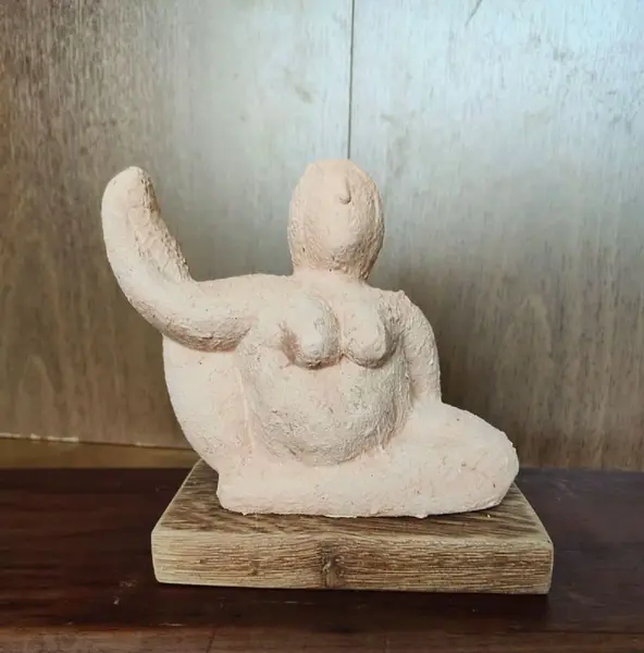 Foto de um(a) Escultura Cerâmica e Terracota Mr, da categoria de Escultura. Escultura em cerâmica com pátina terracota e base em madeira de demolição. Peça única pelo designer marcelus ribas A: 16,5... Mostrado de uma perspectiva diferente. Vendido no marketplace Trésors.