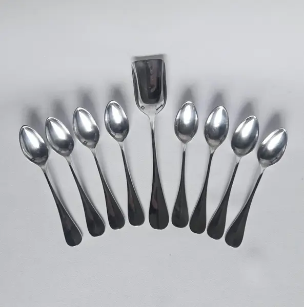 Foto de um(a) Lote de antigas 8 colheres p/ café + 1 p/ açucareiro, prata Ercuis - França, Modelo Fidélio, da categoria de Colheres. Conjunto de Antigas 8 Colheres de Café em Metal Espessurado à Prata + 1 Colher p/ Açucareiro. Renomada Fabricante Francesa... Mostrado de uma perspectiva diferente. Vendido no marketplace Trésors.