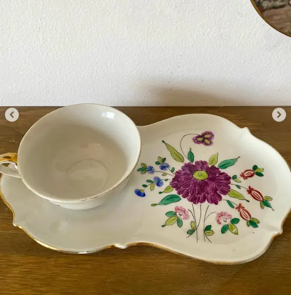 Foto de um(a) Xícara com bandeja, da categoria de Xícaras. Xícara com bandeja em porcelana. *Contém alguns desgastes no filete dourado e um trincado na alça, mas que nem comprometem... Mostrado de uma perspectiva diferente. Vendido no marketplace Trésors.
