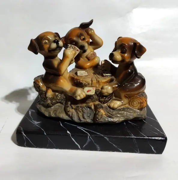 Foto de um(a) Cachorros No Poker 80'S, da categoria de Modelos e estatuetas. Cachorros jogando poker: uma clássica gíria dos jogadores transformada em resina policromada com base em madeira... Mostrado de uma perspectiva diferente. Vendido no marketplace Trésors.