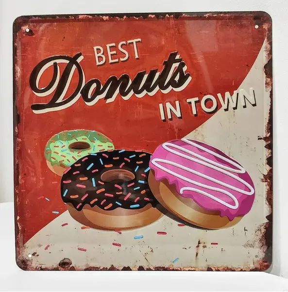 Foto de um(a) Placa Vintage Donuts, Década de 2000, da categoria de Placas. Impressão vintage sobre placa metálica e desgastada, década de 2000 característico das propagandas de lanchonete americana... Mostrado de uma perspectiva diferente. Vendido no marketplace Trésors.