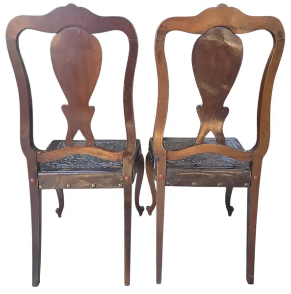 Foto de um(a) Par de Cadeiras Chippendale em Imbuia Maciça com Assento em Couro, da categoria de Outras cadeiras. Raro e imponente par de cadeiras de sala de jantar (sem braços) confeccionado em imbuia maciça, padrão construtivo de meados... Mostrado de uma perspectiva diferente. Vendido no marketplace Trésors.