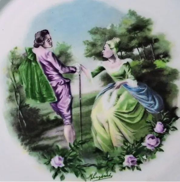 Foto de um(a) Prato decorativo em porcelana Real, da categoria de Pratos Decorativos. Prato com bordas douradas e centro com cena galante. Lindo e em ótimo estado. Porcelana Real. Acompanha suporte regulável em... Mostrado de uma perspectiva diferente. Vendido no marketplace Trésors.