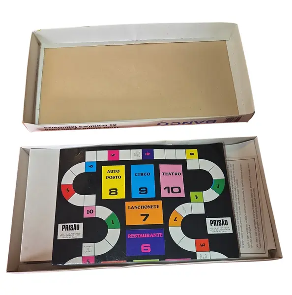 Foto de um(a) Banco Imobiliário - Edição Pai & Filhos, da categoria de Jogos de tabuleiro. Prepare-se para se tornar o mais novo milionário da cidade! No Banco Imobiliário da Pai & Filhos, o objetivo é simples, mas... Mostrado de uma perspectiva diferente. Vendido no marketplace Trésors.