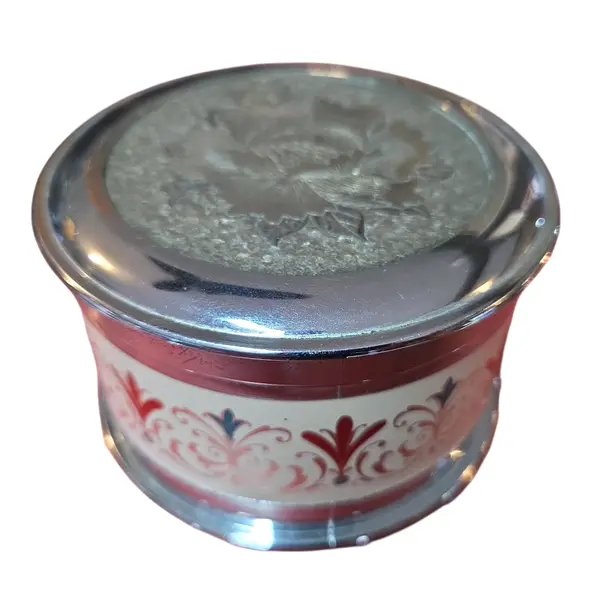 Foto de um(a) Caixa de Música, da categoria de Cestos e Caixas. Uma joia para os olhos e ouvidos. Esta caixa de música apresenta um trabalho primoroso de gravação floral, onde cada pétala... Mostrado de uma perspectiva diferente. Vendido no marketplace Trésors.