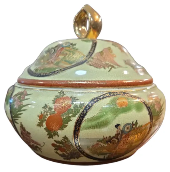 Foto de um(a) Potiche Porcelana Satsuma – Decoração Oriental, da categoria de Cachepot. Elegância e Tradição Oriental em Porcelana. Este belíssimo potiche com tampa é um exemplo da estética Satsuma, reconhecida... Vendido no marketplace Trésors.